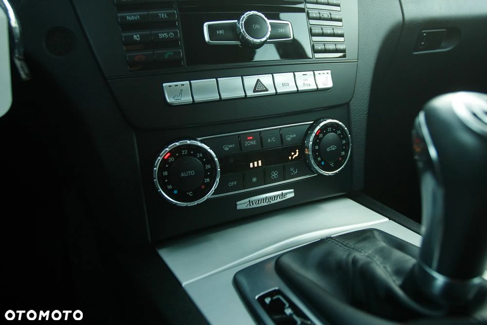 Mercedes-Benz Klasa C 200 (BlueEFFICIENCY) 7G-TRONIC Avantgarde - 32
