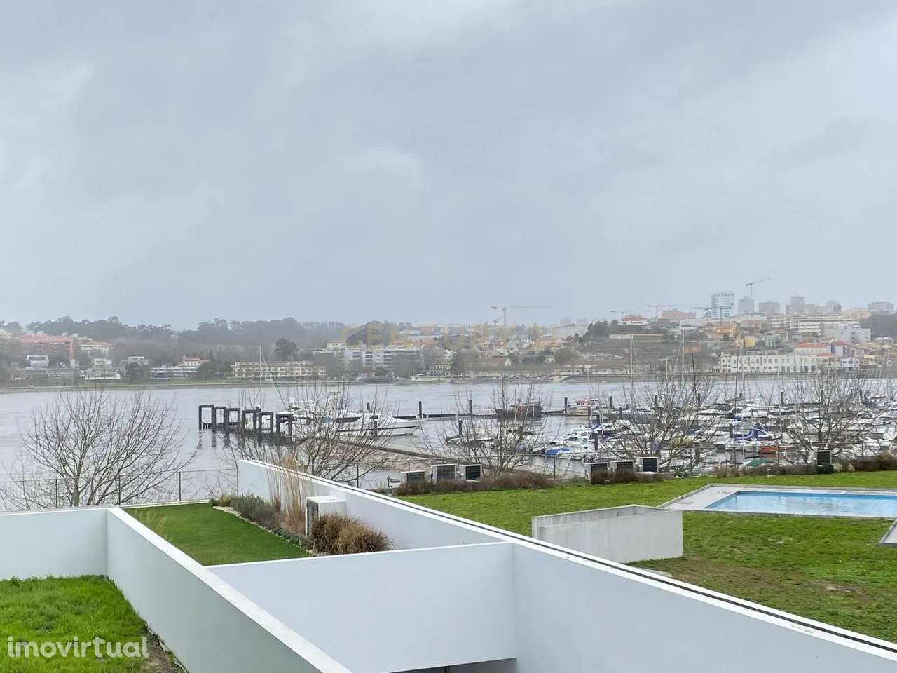 Apartamento T2 Novo com varanda, estacionamento, arrumo e fantásticas - Grande imagem: 3/50