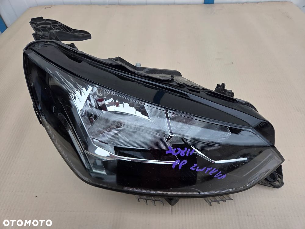 Lampa przednia prawa zwykła Peugeot 208 II  9823193880 - 2