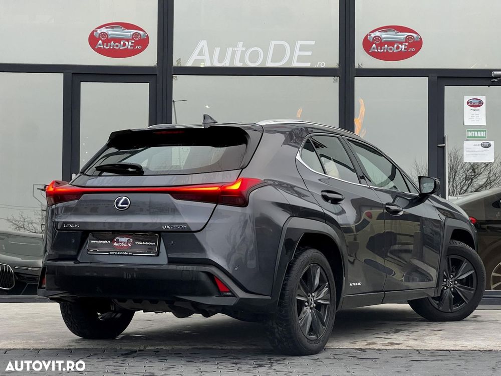 Lexus UX - 4