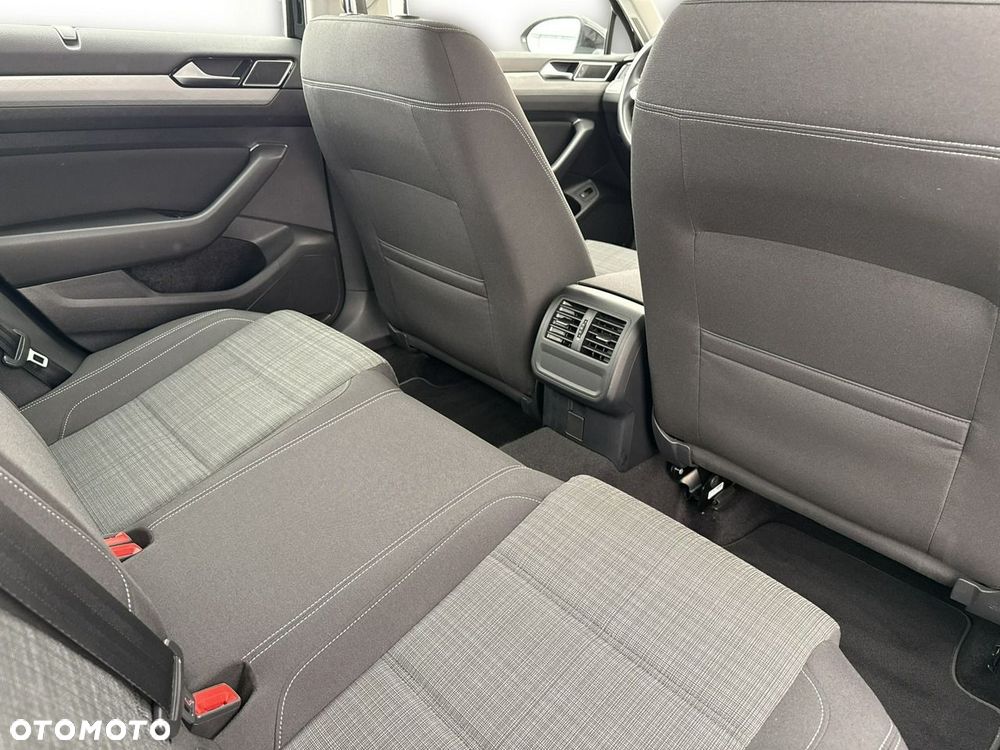Volkswagen Passat - 24