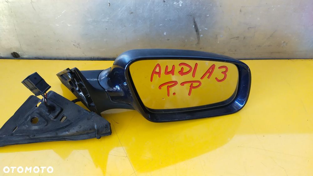 AUDI A3  LUSTERKO PRAWY PRZÓD