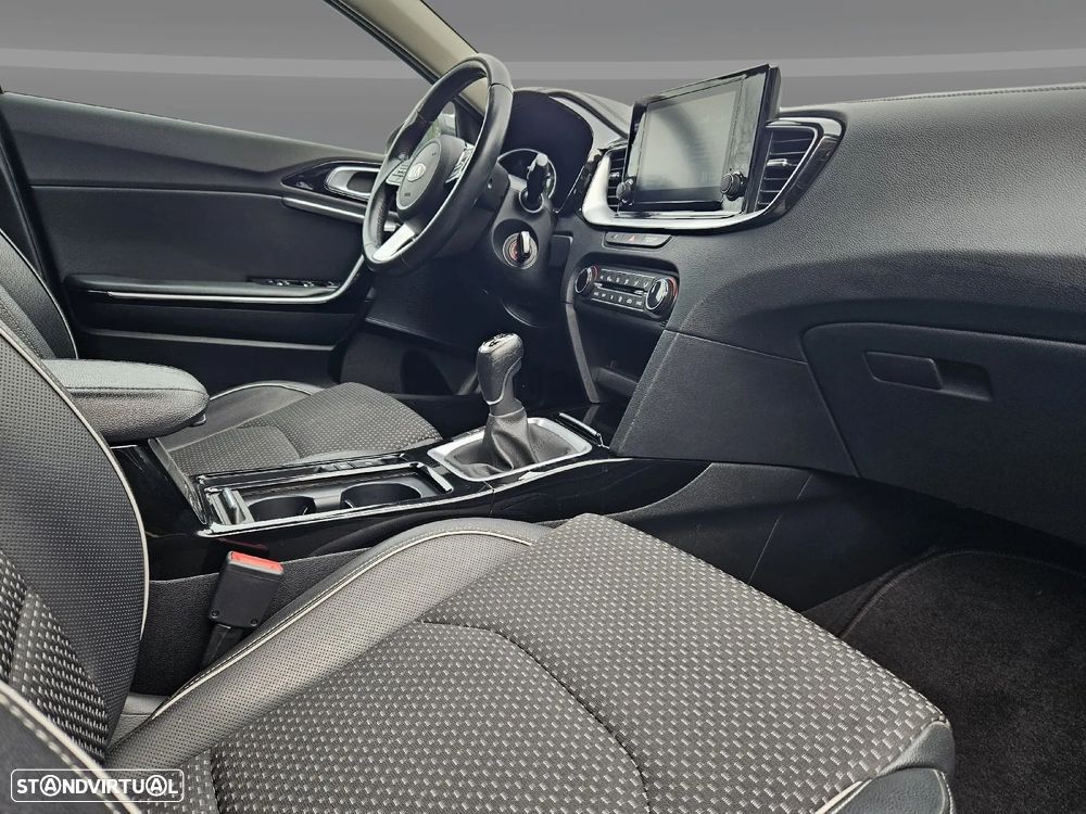 Kia XCeed 1.6 CRDi MHEV Tech - 24