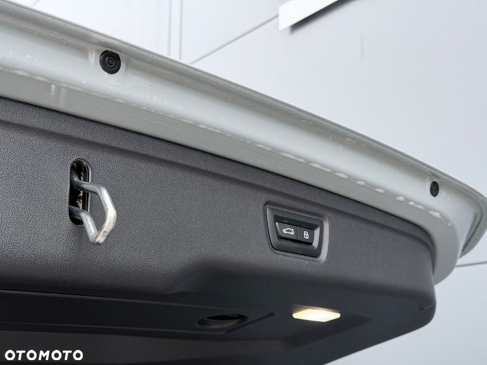 BMW Seria 3 330e PHEV M Sport - 33