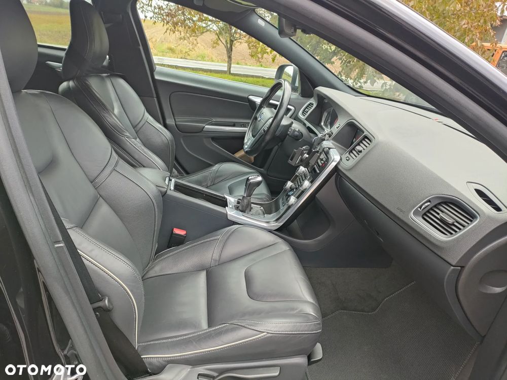 Volvo V60 D3 R-Design - 18