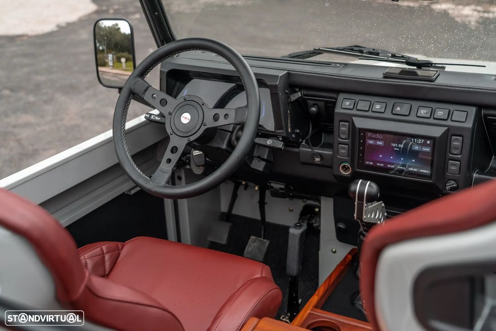 Land Rover Defender - 36