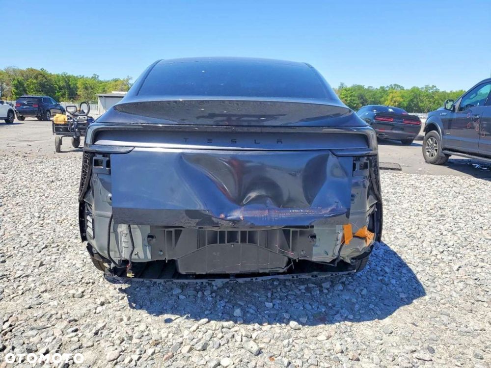 Tesla Model Y - 7