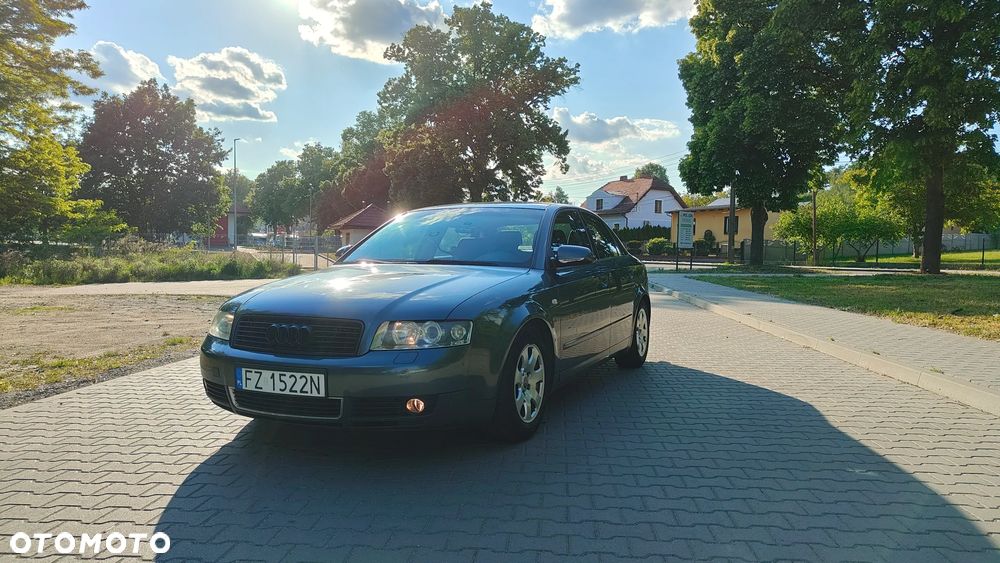 Audi A4 Limousine - 1