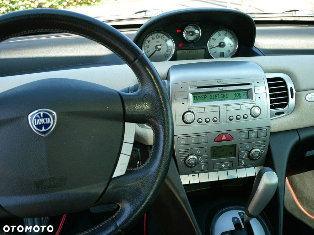 Lancia Ypsilon Y 1.4 16v Automatik Platino - 17