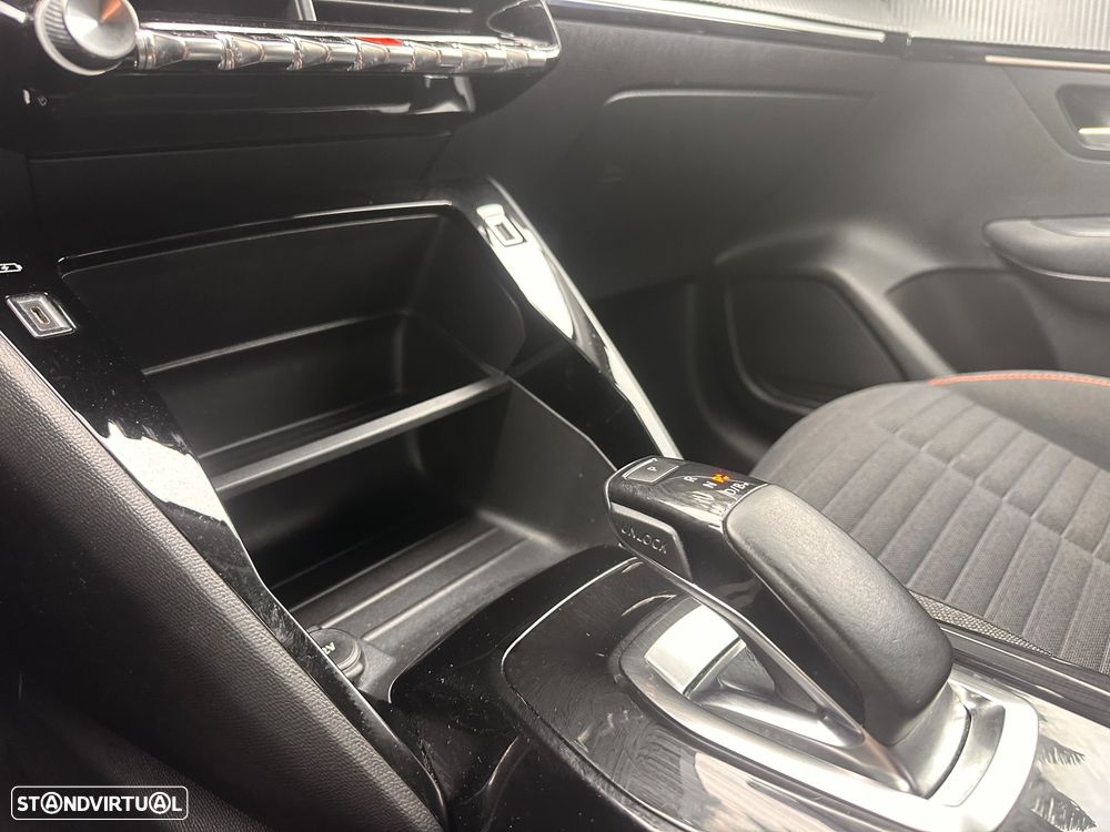 Peugeot e-208 Allure - 32