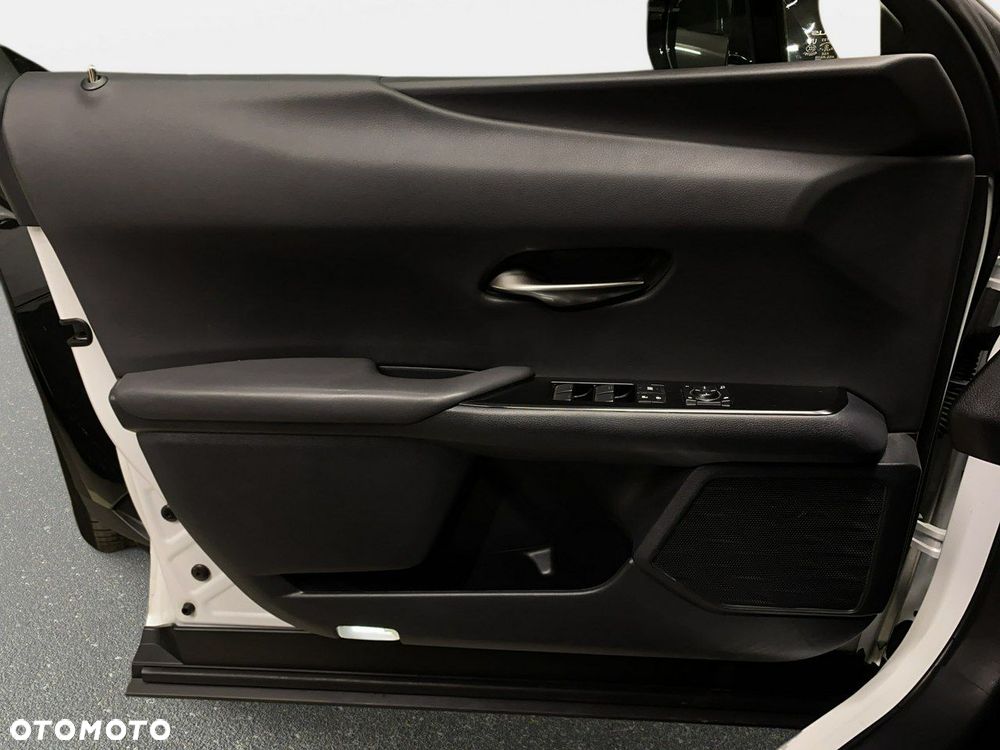 Lexus UX - 35