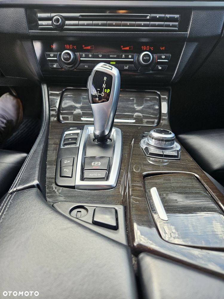 BMW Seria 5 525d xDrive - 14