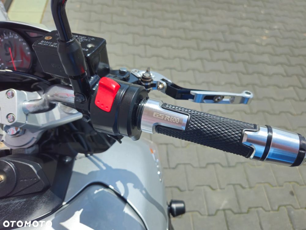 Suzuki GSR - 24