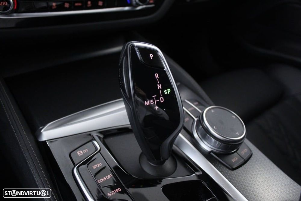 BMW 520 d Pack Desportivo M Auto - 33