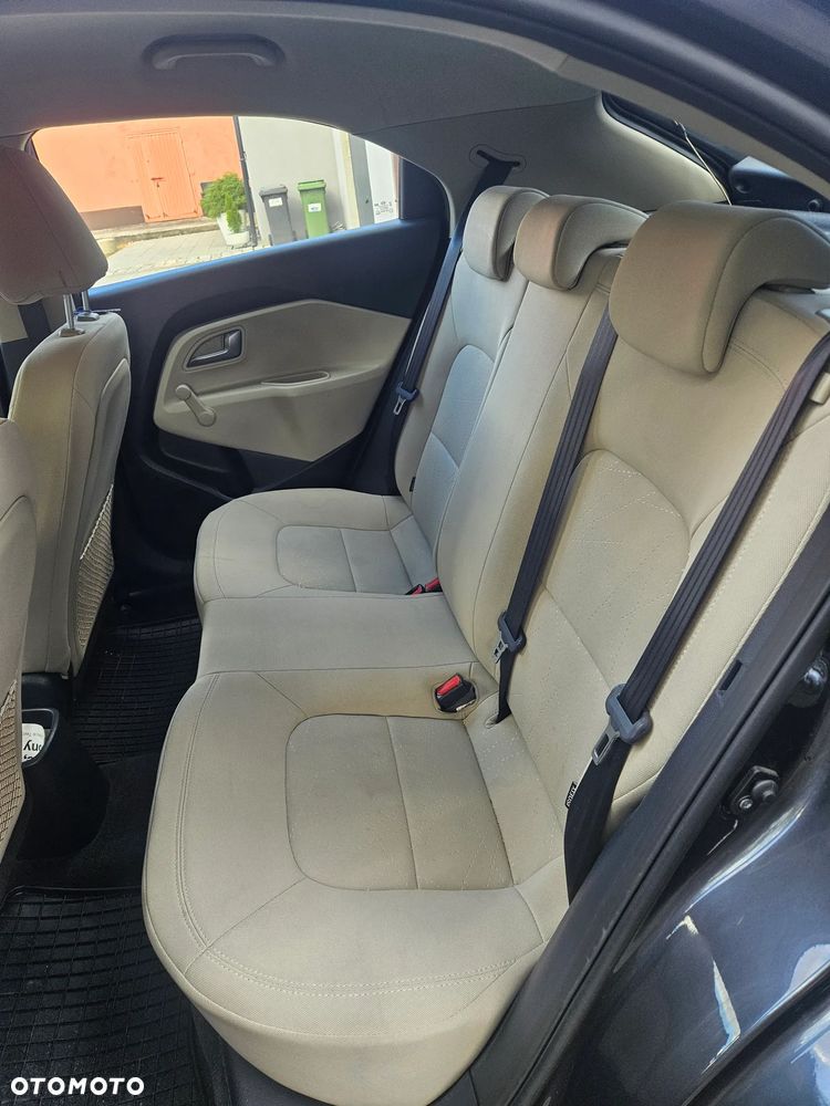 Kia Rio 1.4 L - 10