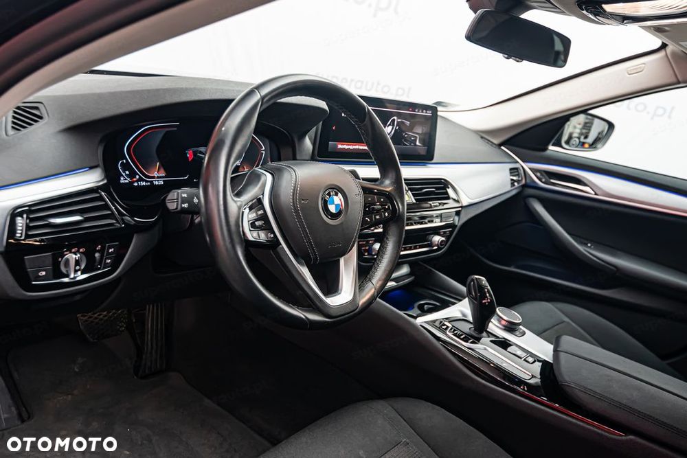 BMW Seria 5 518d - 11