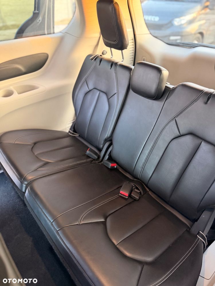 Chrysler Pacifica - 27