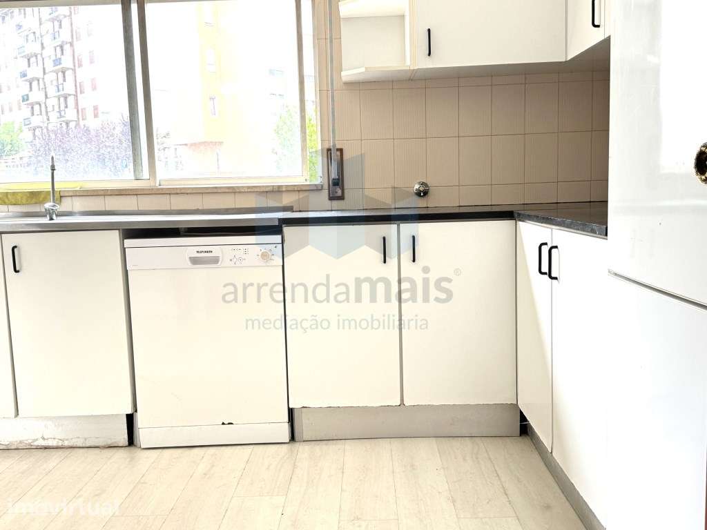 Vende-se apartamento T3 no centro da Solum, em Coimbra - Grande imagem: 2/19