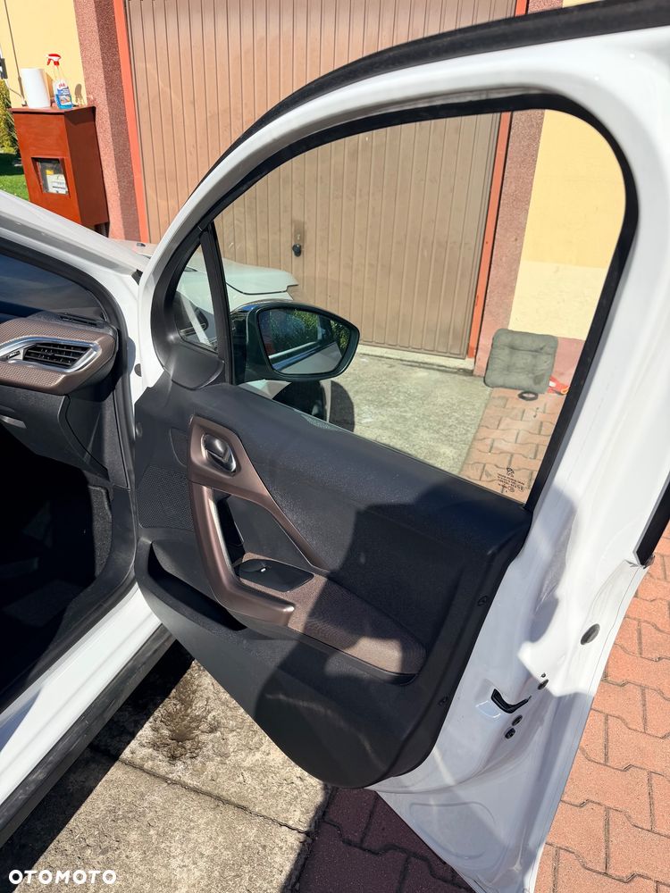 Peugeot 2008 e-HDi FAP 115 STOP & START Allure - 19