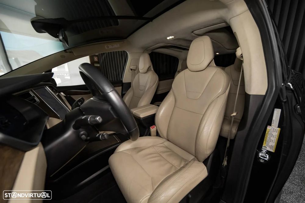 Tesla Model X 90D - 43