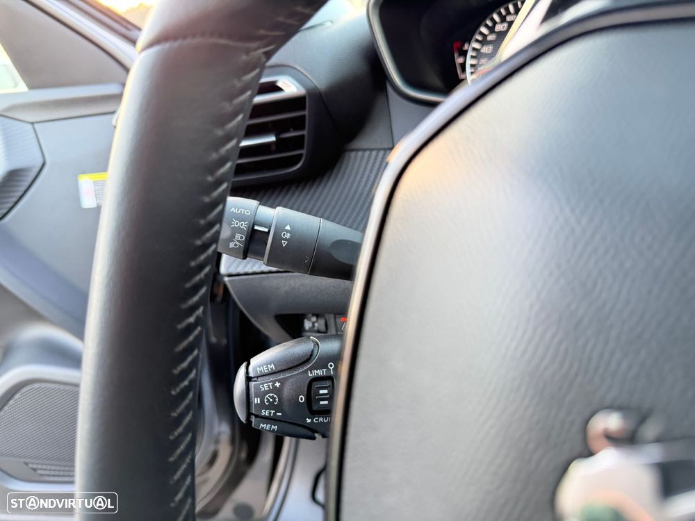 Peugeot 2008 1.2 PureTech Allure Pack - 19