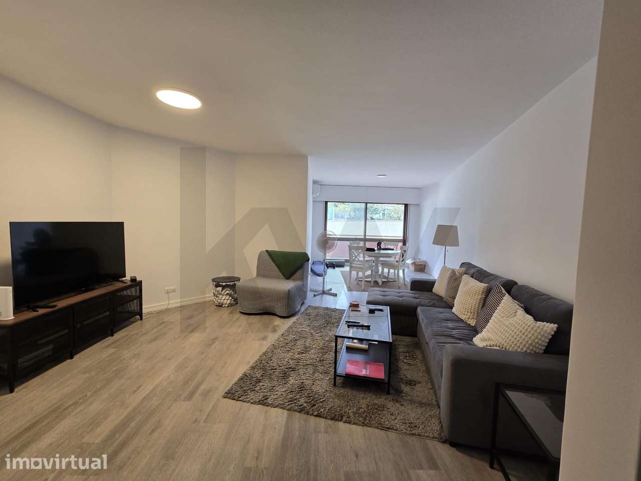 T2 renovado e mobilado, com varanda e garagem, em condomínio com Pisci