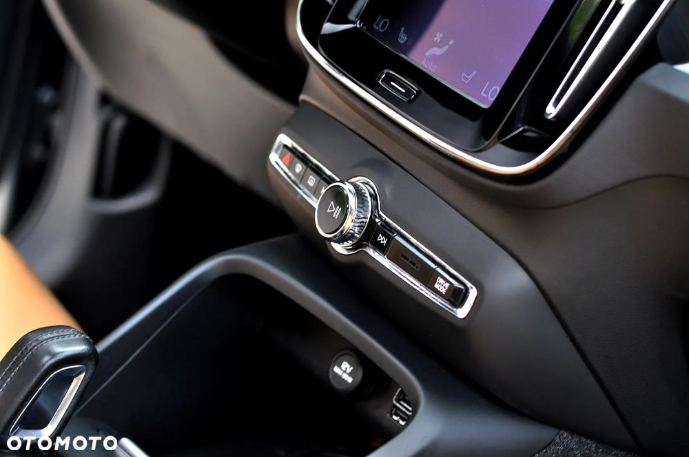 Volvo XC 40 D4 AWD Momentum Pro - 32
