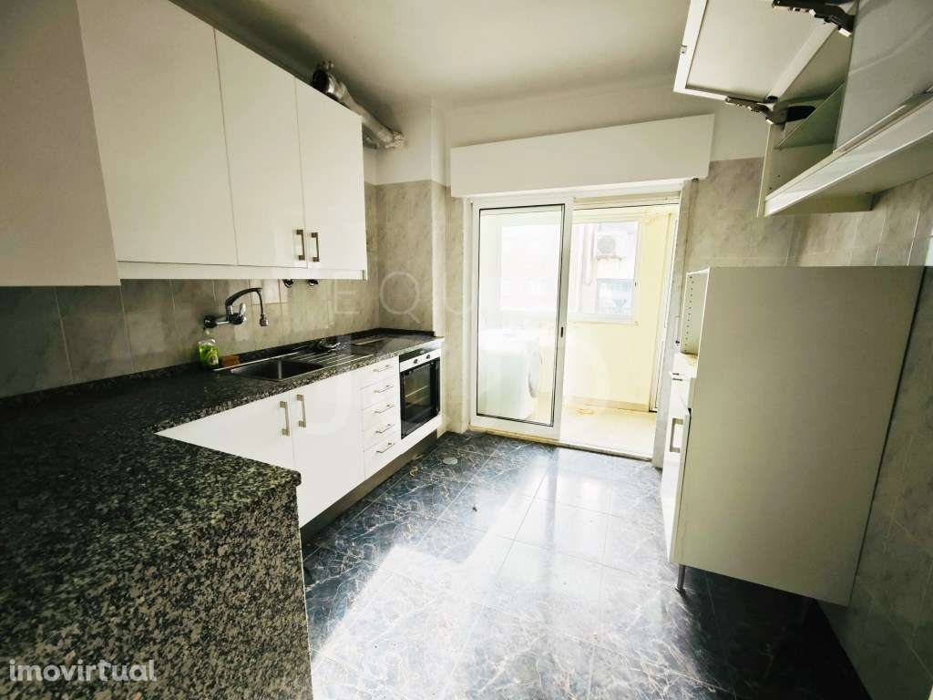 Apartamento T3 para Remodelação com Varanda e Vista Lateral para o ... - Grande imagem: 3/25