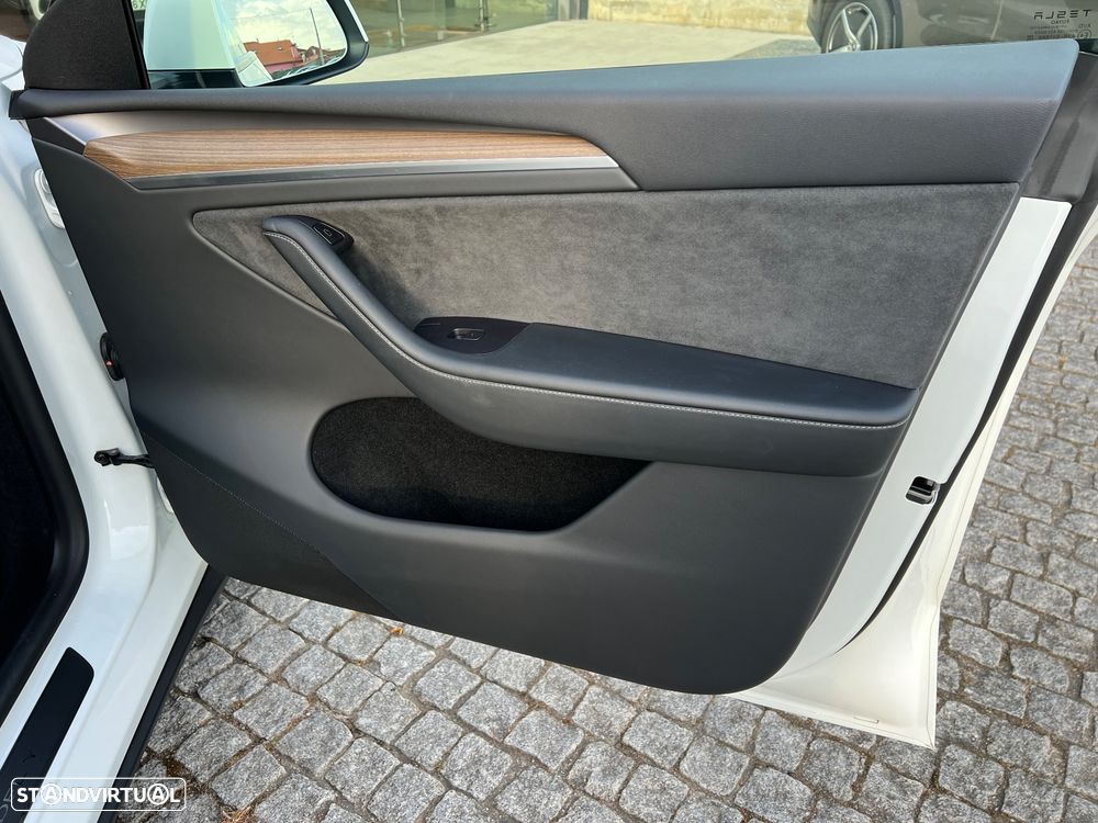 Tesla Model Y Standard RWD - 17