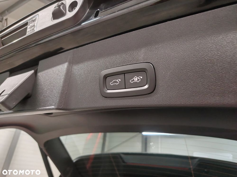 Volvo XC 40 B3 Plus Dark - 28
