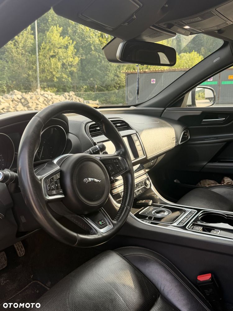 Jaguar XE 2.0 D AWD R-Sport - 12