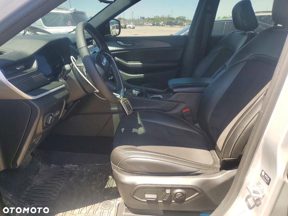 Jeep Grand Cherokee - 8
