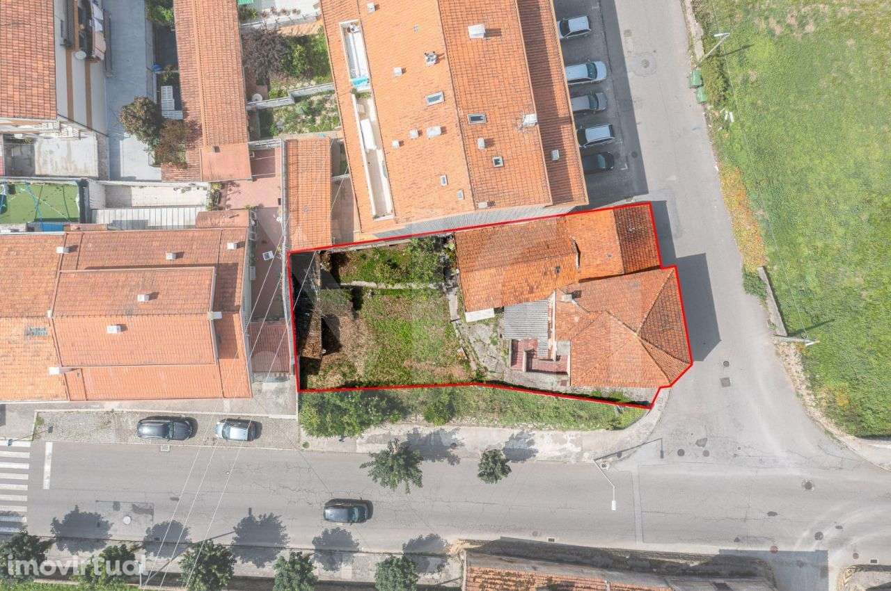 Moradia individual (293m²)com terreno (441m²) para recuperar - Espinho - Grande imagem: 2/22