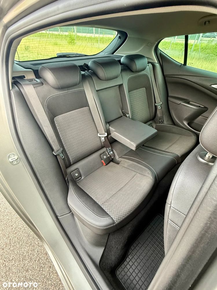 Opel Astra 1.6 T Elite S&S - 23