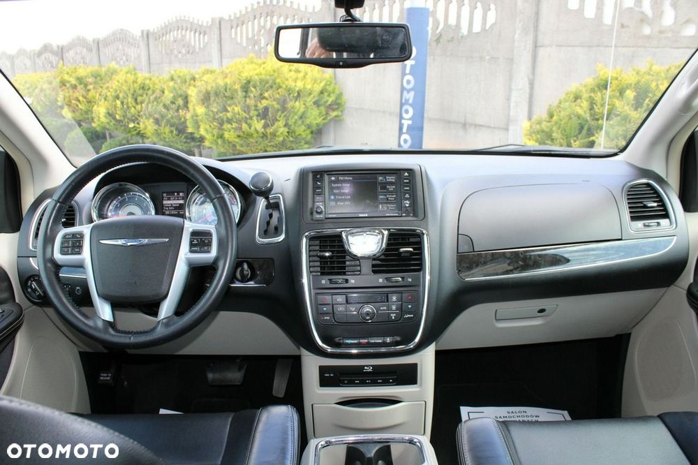 Chrysler Town & Country - 19