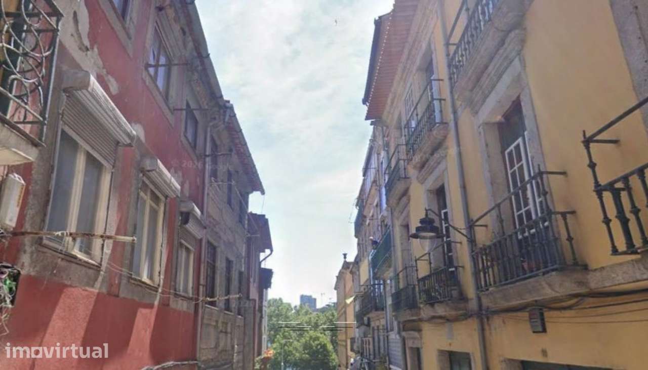 Prédio para recuperar à venda na zona histórica do Porto - Grande imagem: 2/4