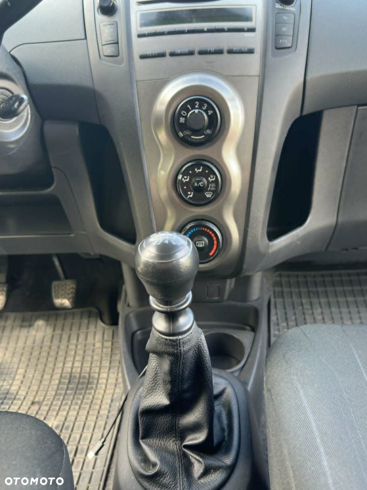 Toyota Yaris - 10