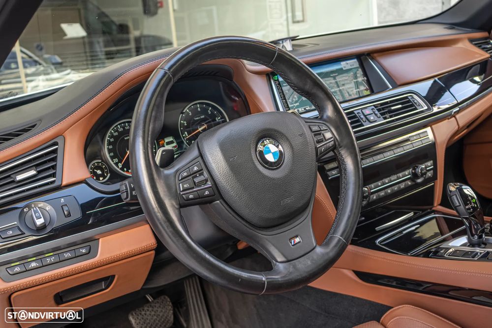 BMW 750 Li xDrive Pack M — fotografia 11