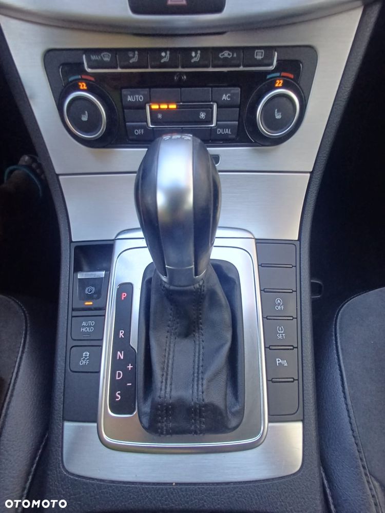 Volkswagen Passat 2.0 TDI DSG Highline - 16