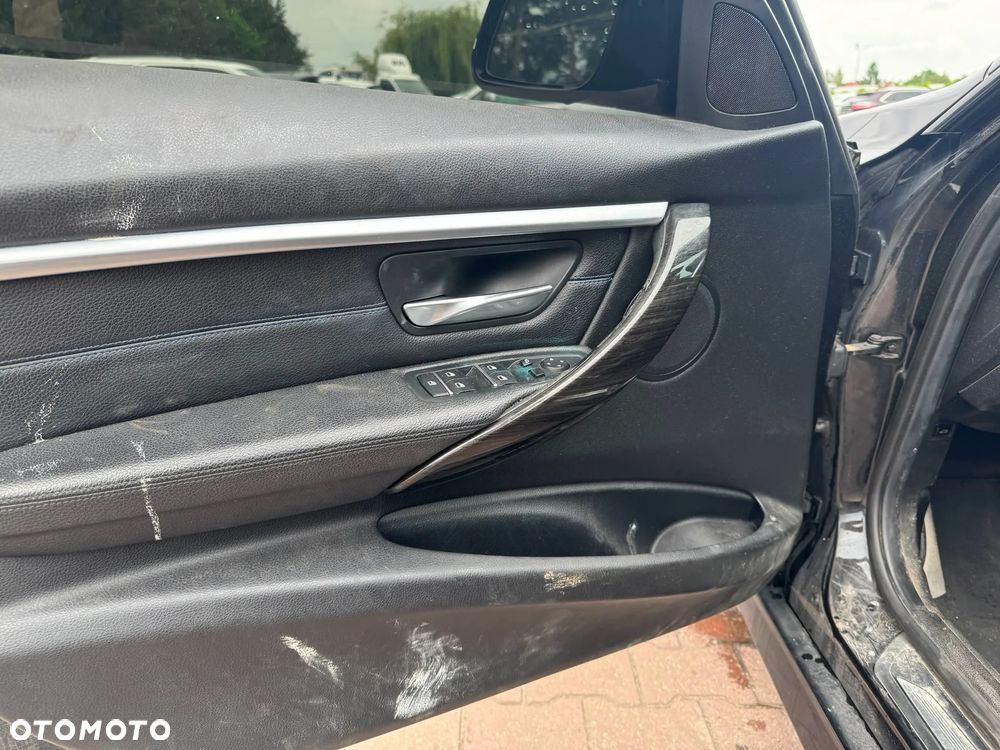 BMW Seria 3 330i xDrive - 13