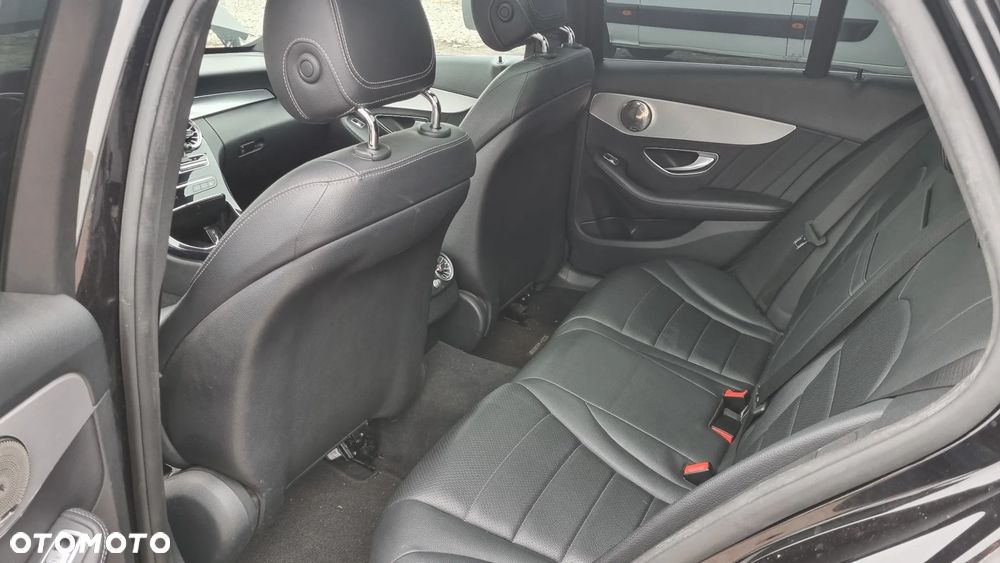 Mercedes-Benz Klasa C 300 9G-TRONIC AMG Line - 31