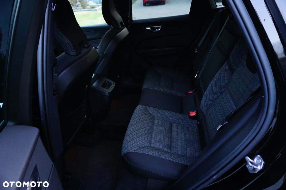 Volvo XC 60 B5 B AWD Momentum Pro - 20