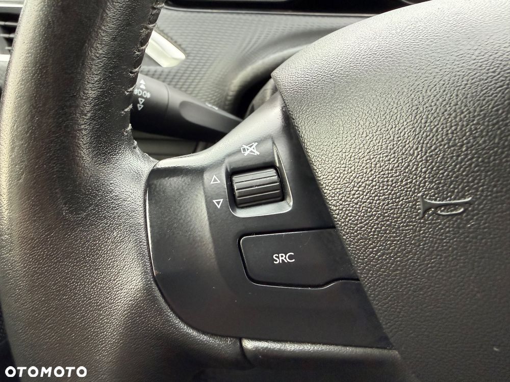 Peugeot 2008 BlueHDi 100 STOP & START Signature - 25