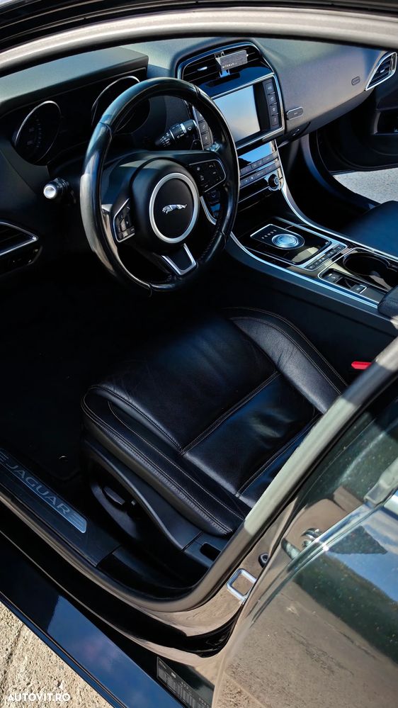 Jaguar XE - 6