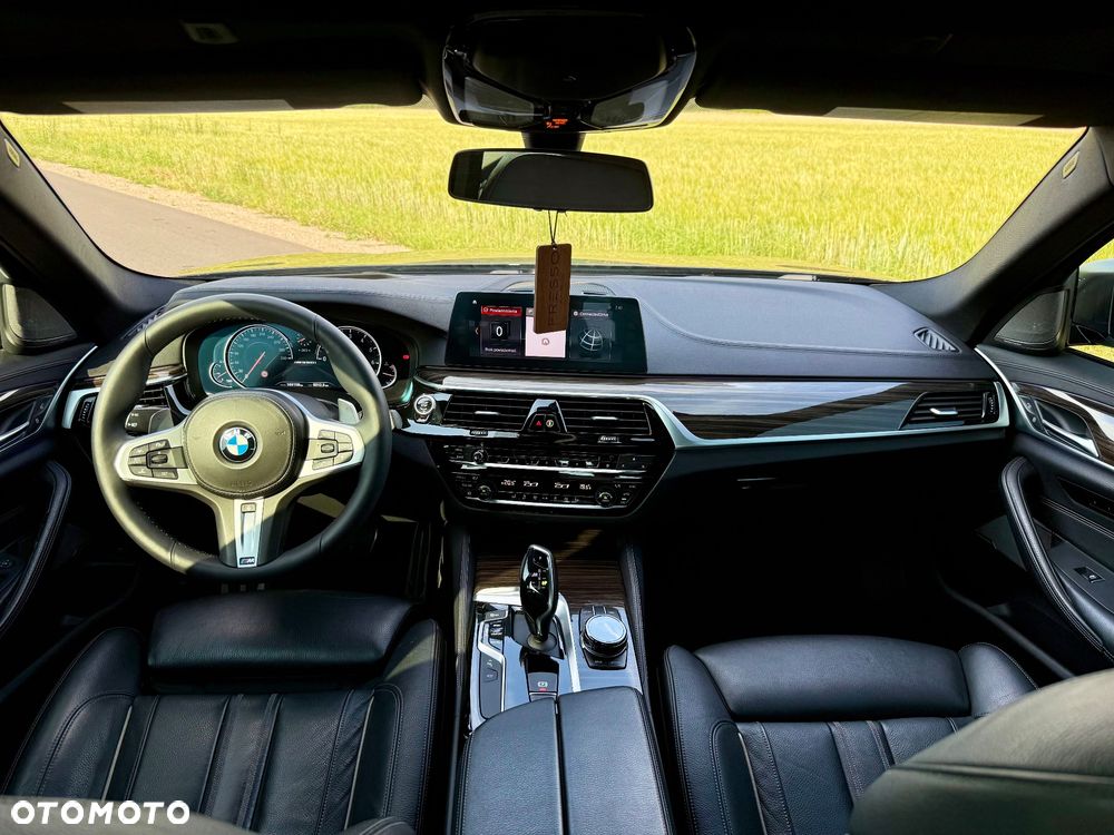 BMW Seria 5 M550i xDrive - 22