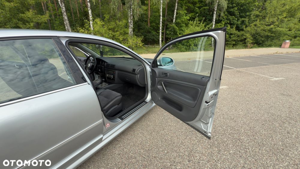 Volkswagen Passat 2.3 V5 Highline - 13