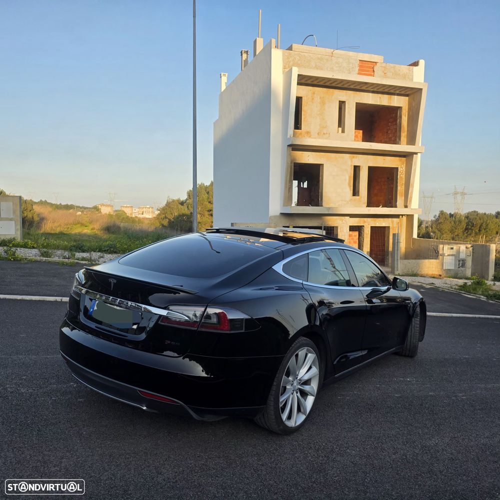 Tesla Model S - 3