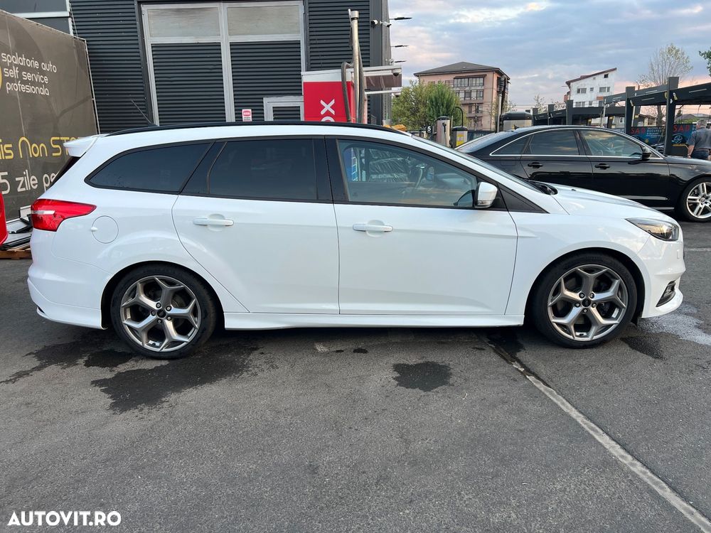 Ford Focus ST - 9