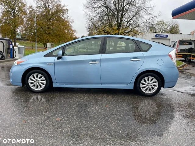 Toyota Prius Plug-in (Hybrid) Life - 8