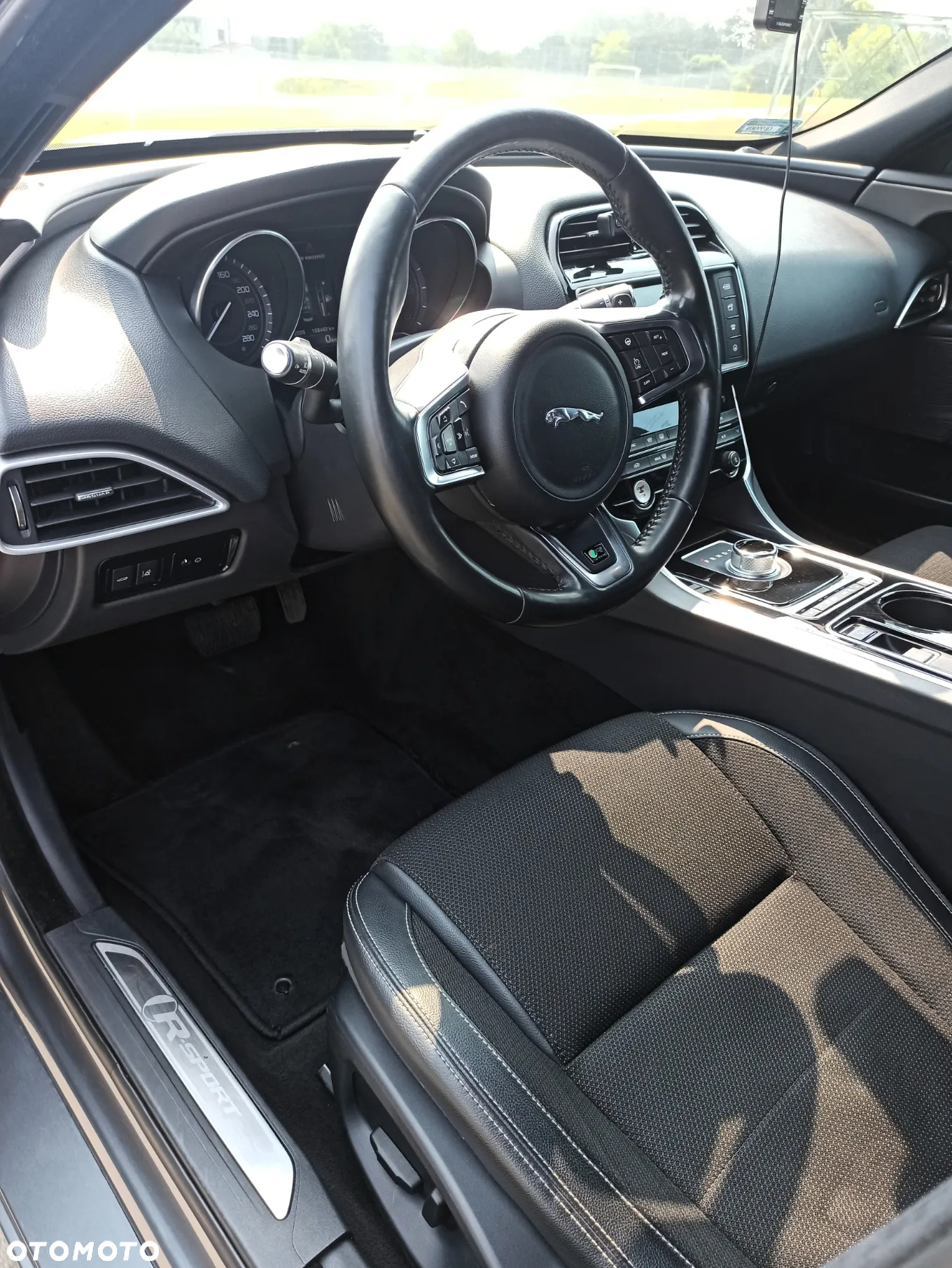 Jaguar XE 2.0 D R-Sport - 13